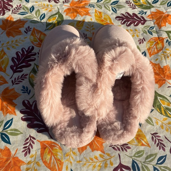 Baby Pink Koolaburra By UGG Fuzzy Slippers - Picture 3 of 7